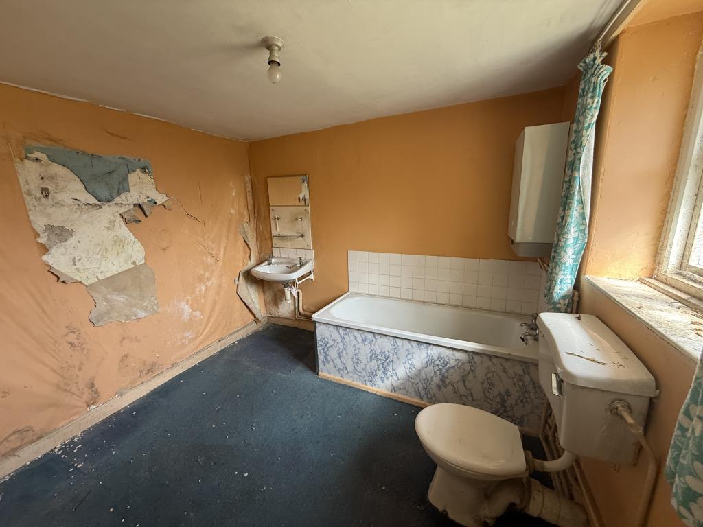 Lot: 70 - MID-TERRACE COTTAGE FOR REPAIR AND REFURBISHMENT - General photo of family bathroom